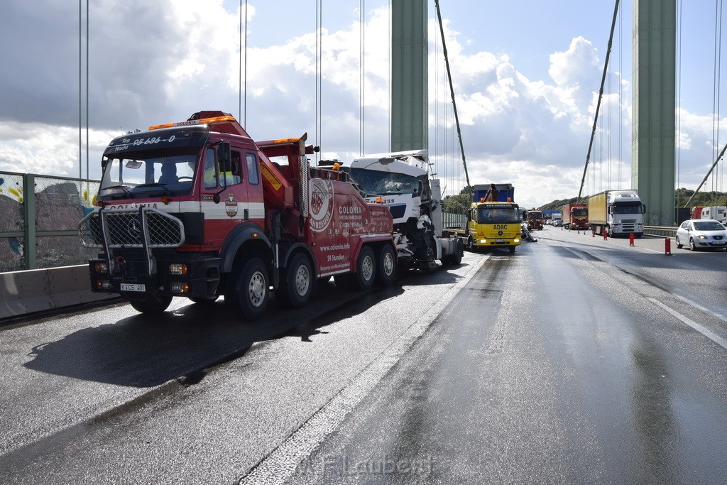 Schwerer LKW VU PKlemm A 4 Rich Olpe auf der Rodenkirchener Bruecke P440.JPG - Miklos Laubert